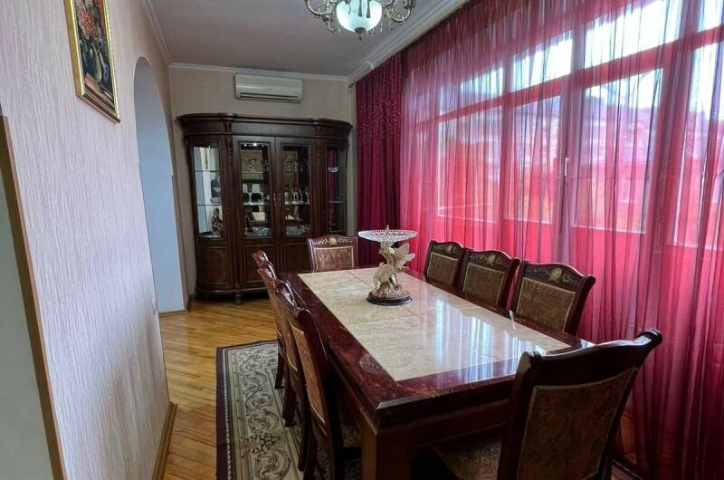 Трехкомнатная квартира в центре