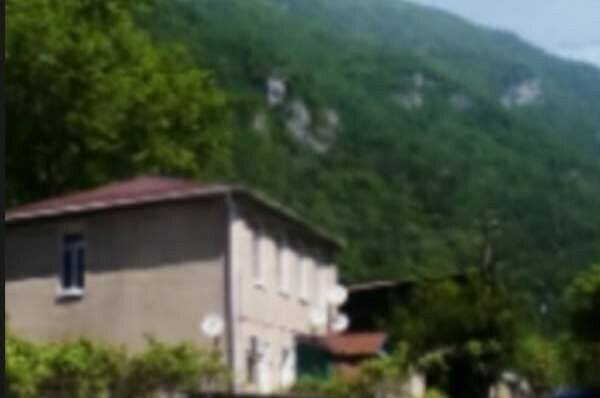 Часть дома у реки