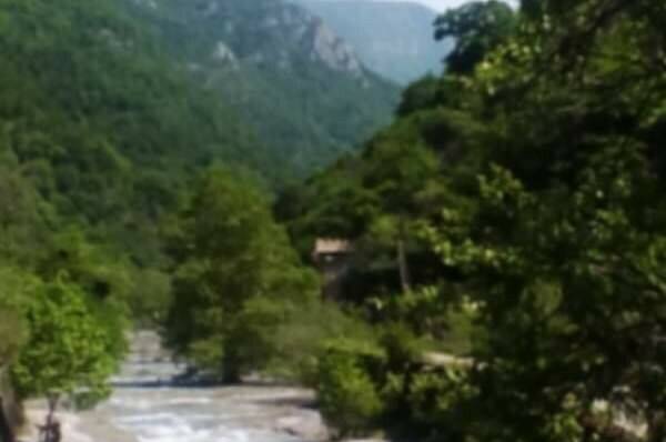 Часть дома у реки