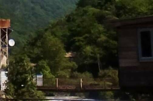 Часть дома у реки