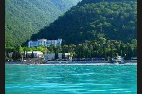 Часть дома у реки