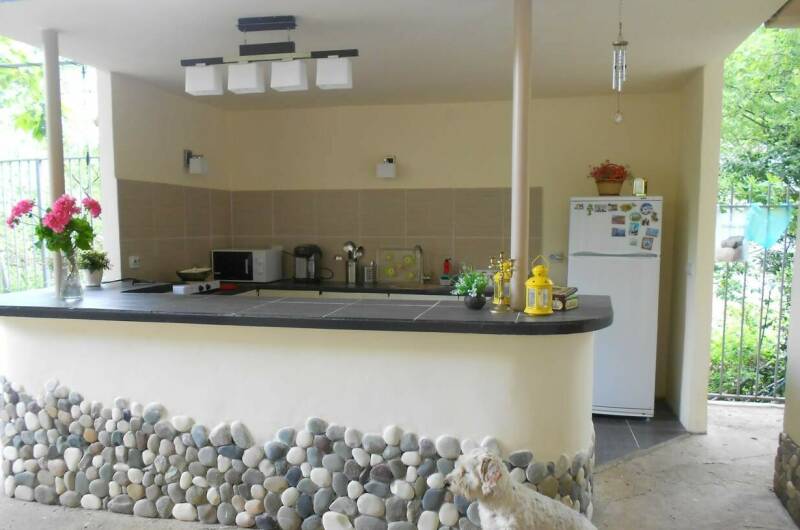 Уютный дом у подножия горы