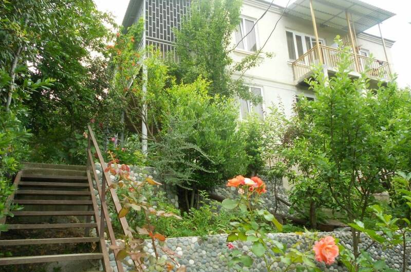 Уютный дом у подножия горы