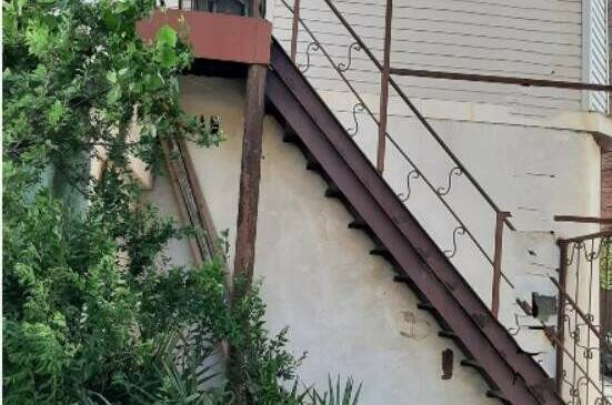 Номер на берегу моря