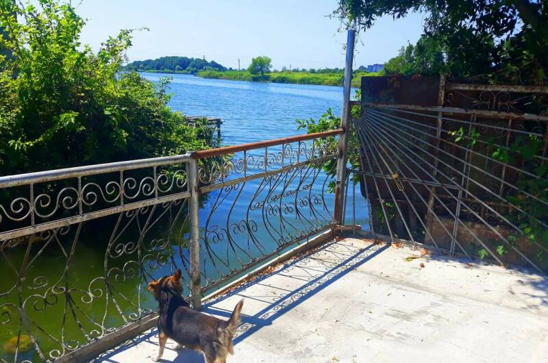 Душевный домик рядом с морем и озером