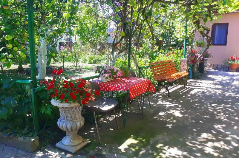 Душевный домик рядом с морем и озером